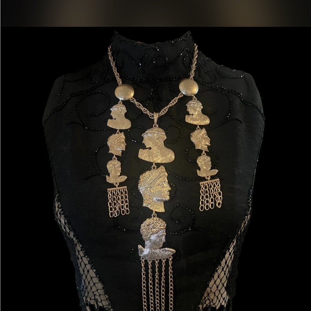 Elegant Gold Silhouette Necklace